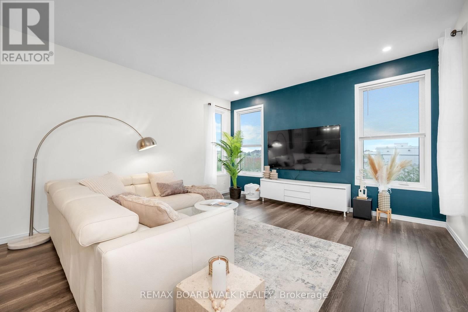 302 HALIBURTON HEIGHTS Image 13