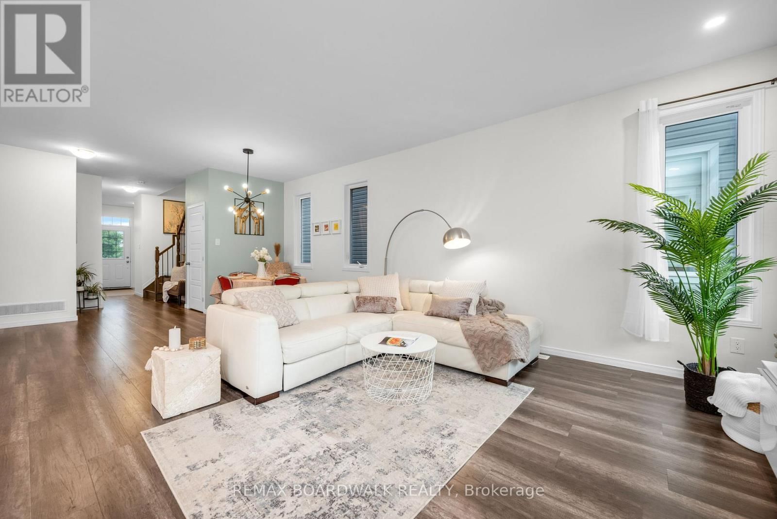 302 HALIBURTON HEIGHTS Image 14