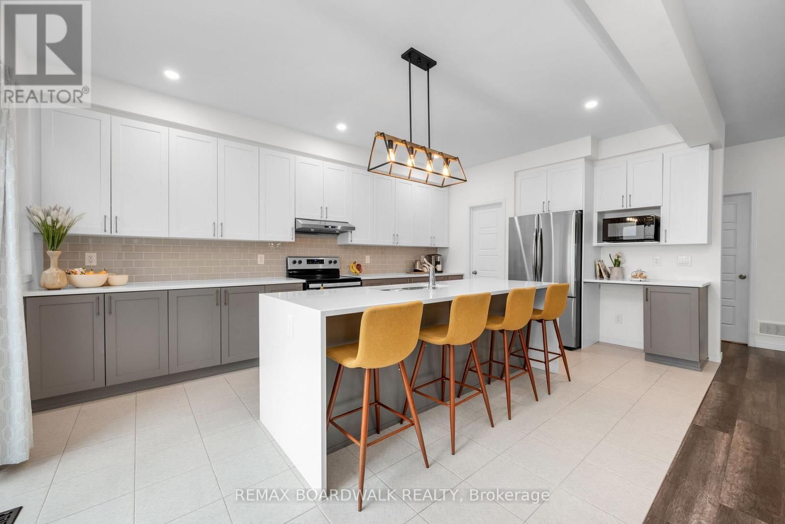 302 HALIBURTON HEIGHTS Image 16