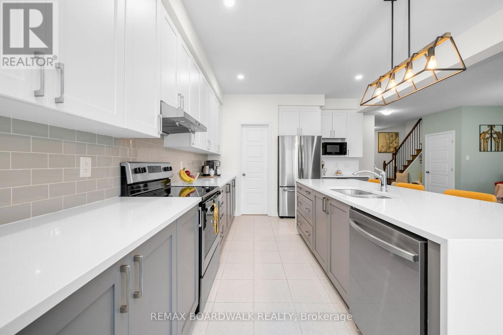 302 HALIBURTON HEIGHTS Image 24