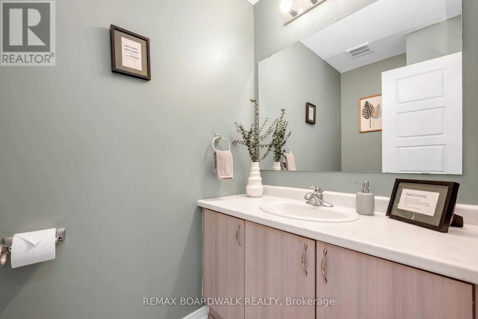 302 HALIBURTON HEIGHTS Image 28