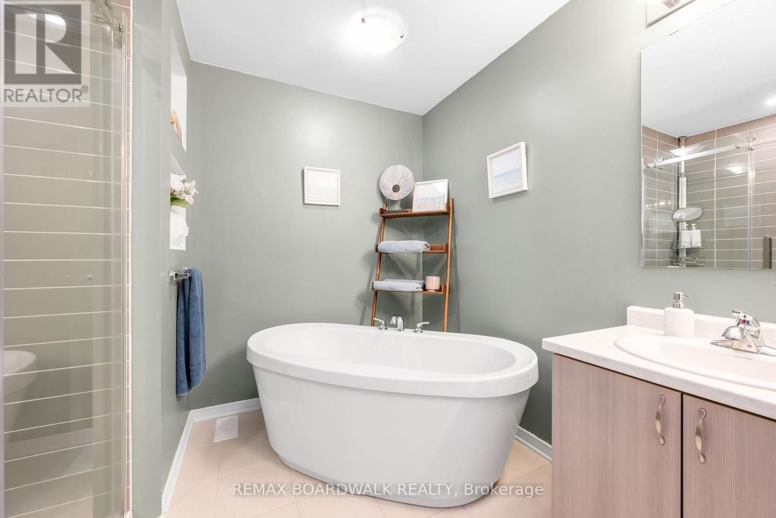 302 HALIBURTON HEIGHTS Image 37