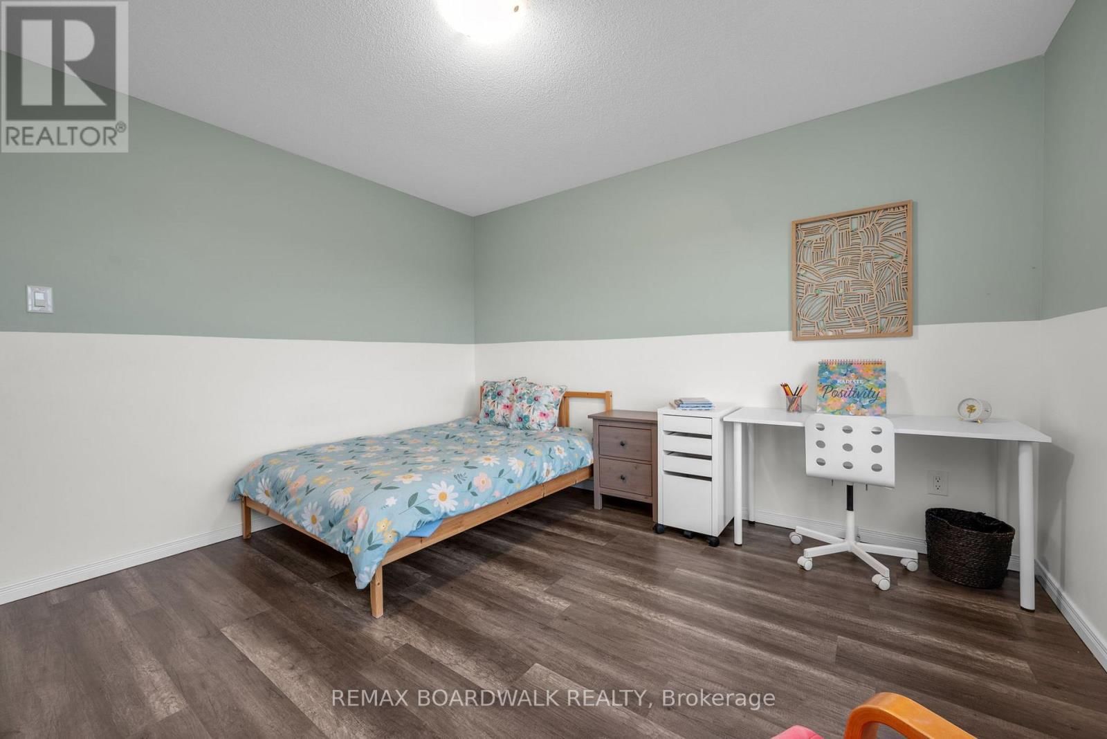 302 HALIBURTON HEIGHTS Image 43