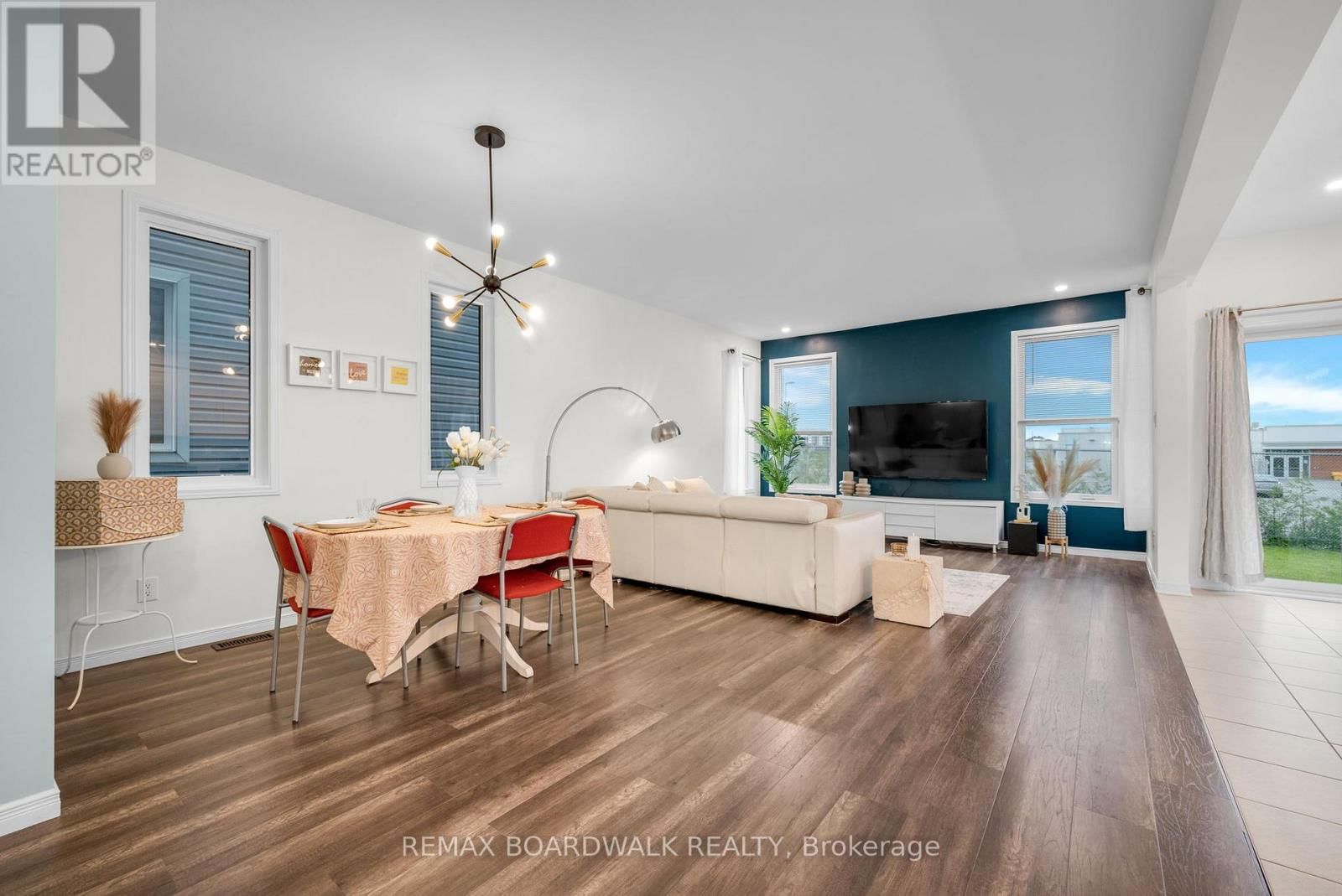 302 HALIBURTON HEIGHTS Image 5