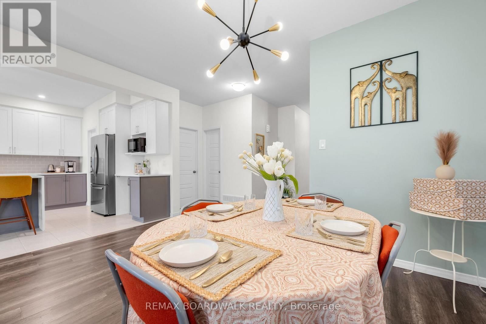 302 HALIBURTON HEIGHTS Image 9