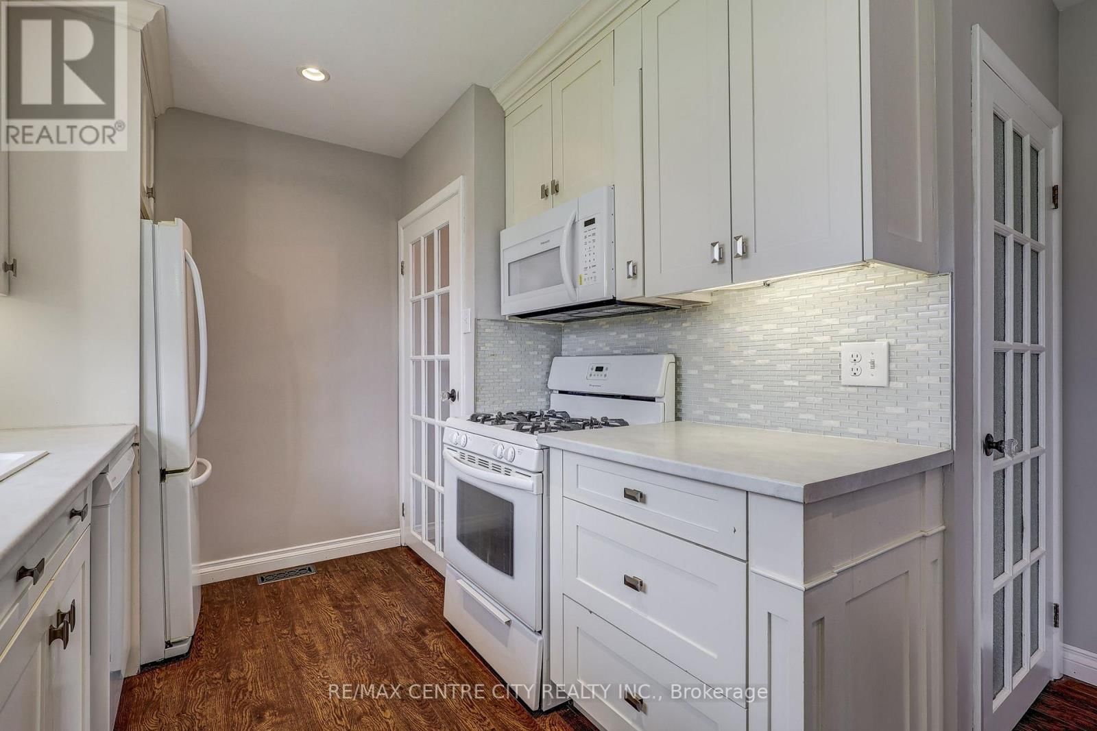 784 ELM STREET Image 16