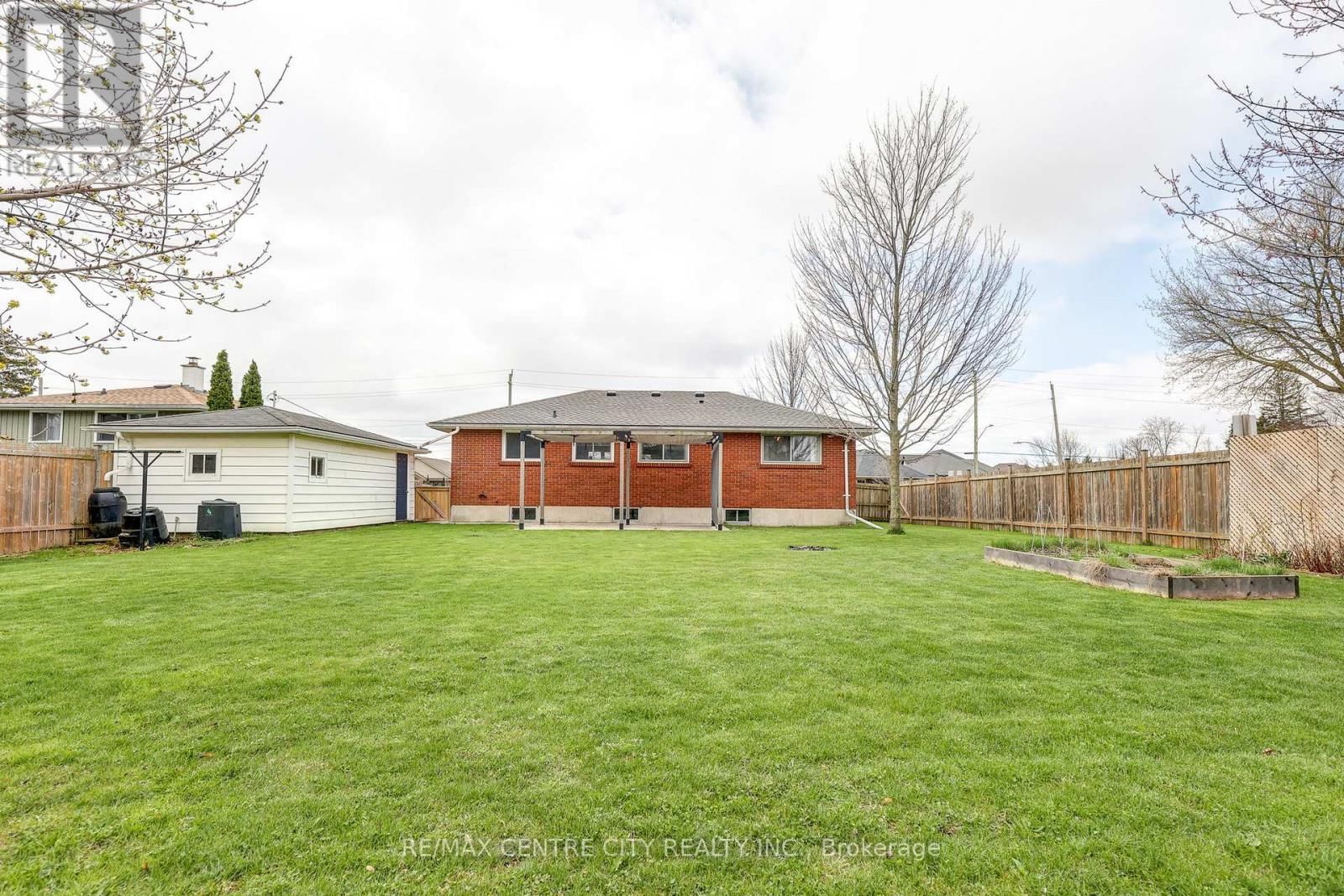 784 ELM STREET Image 33