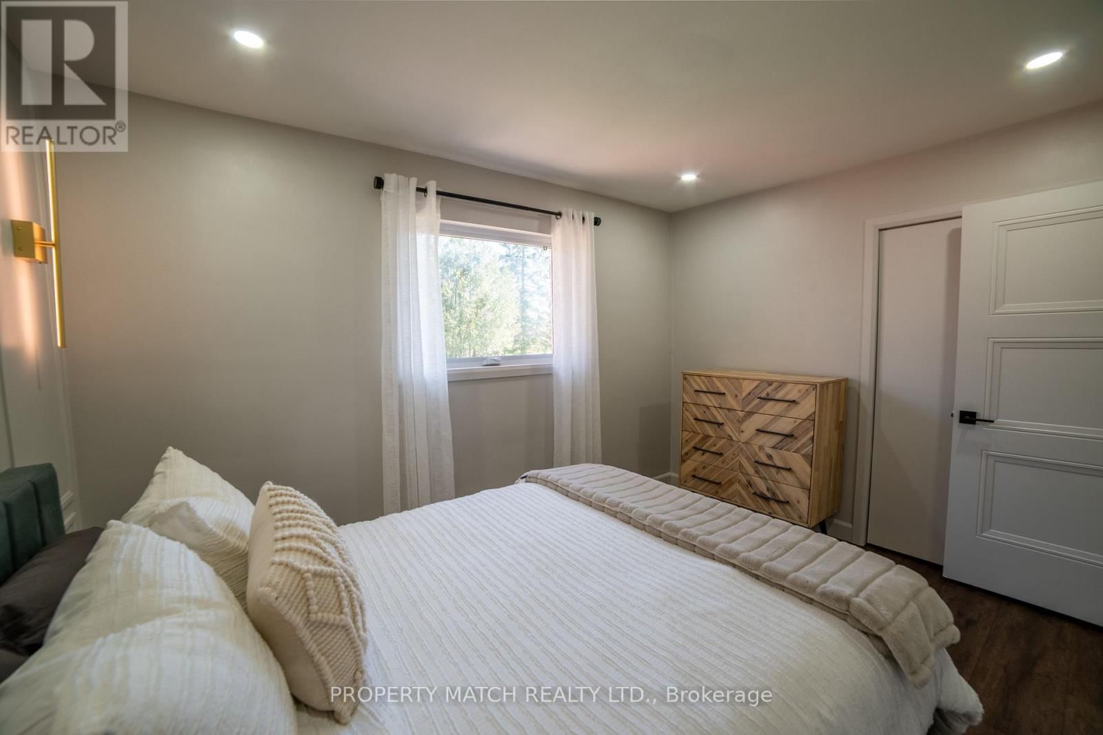 16 SIMMONS STREET Image 15