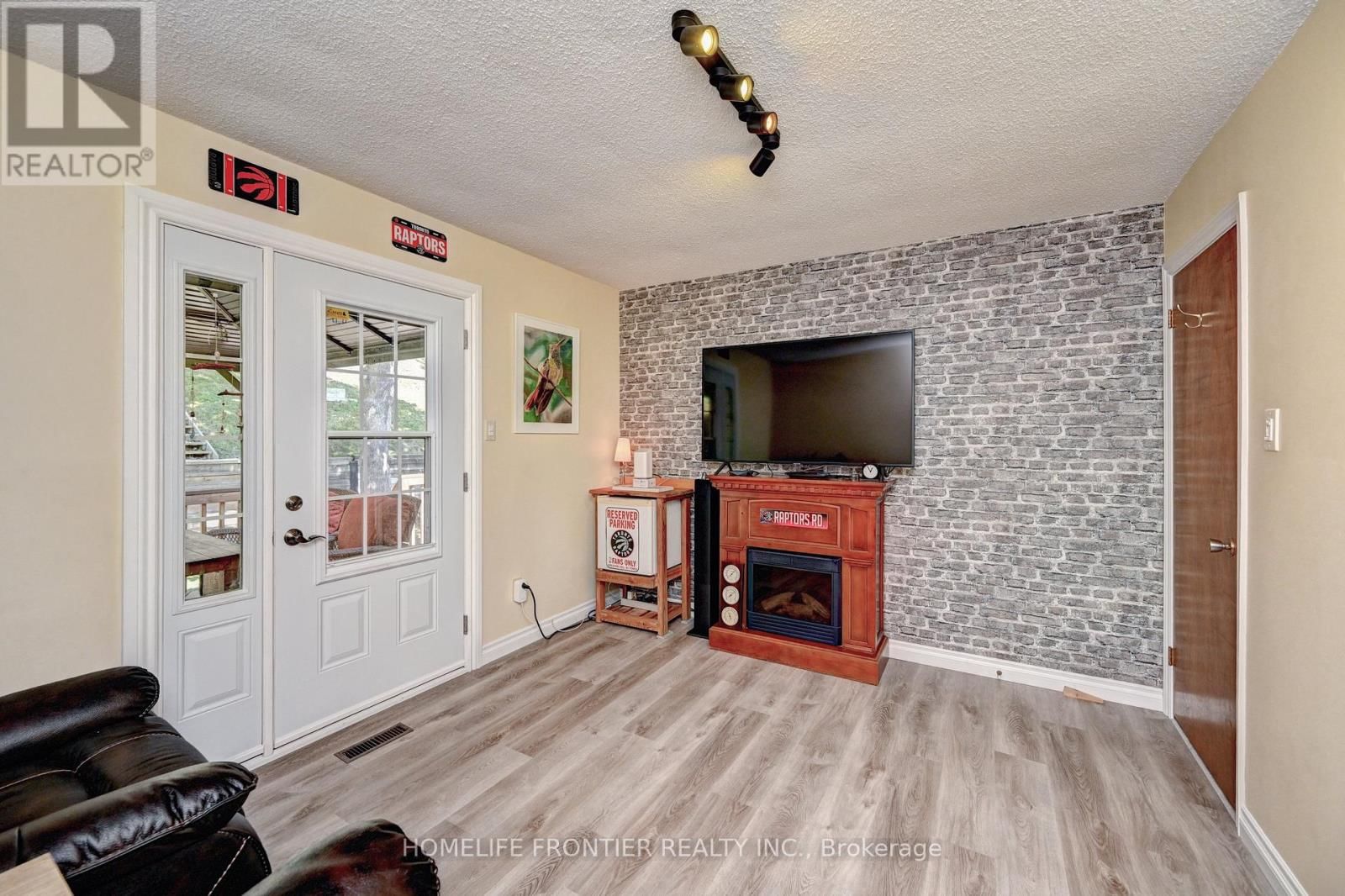 121 FOREST ROAD Image 21