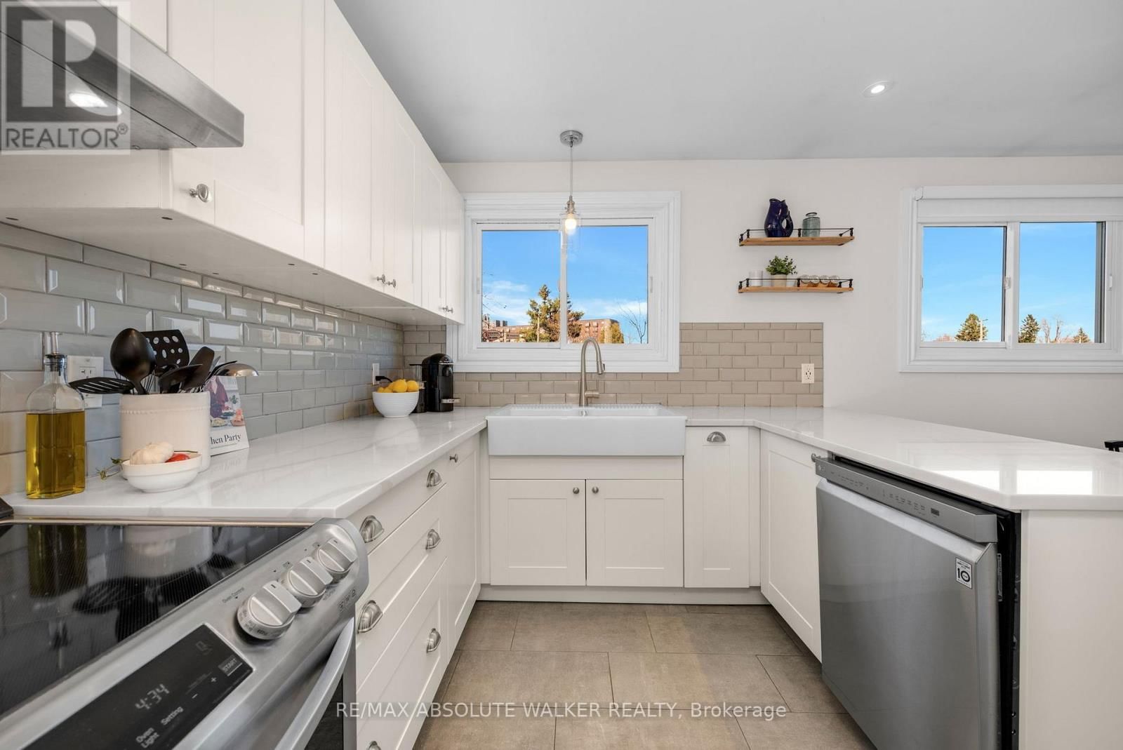 2052 VALLEY DRIVE Image 10