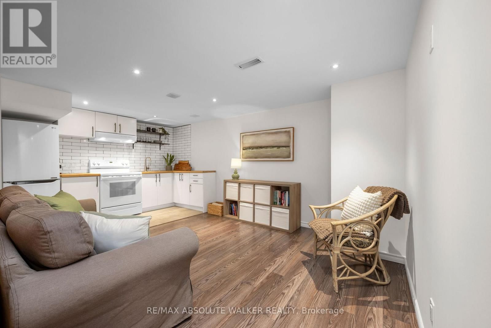 2052 VALLEY DRIVE Image 21