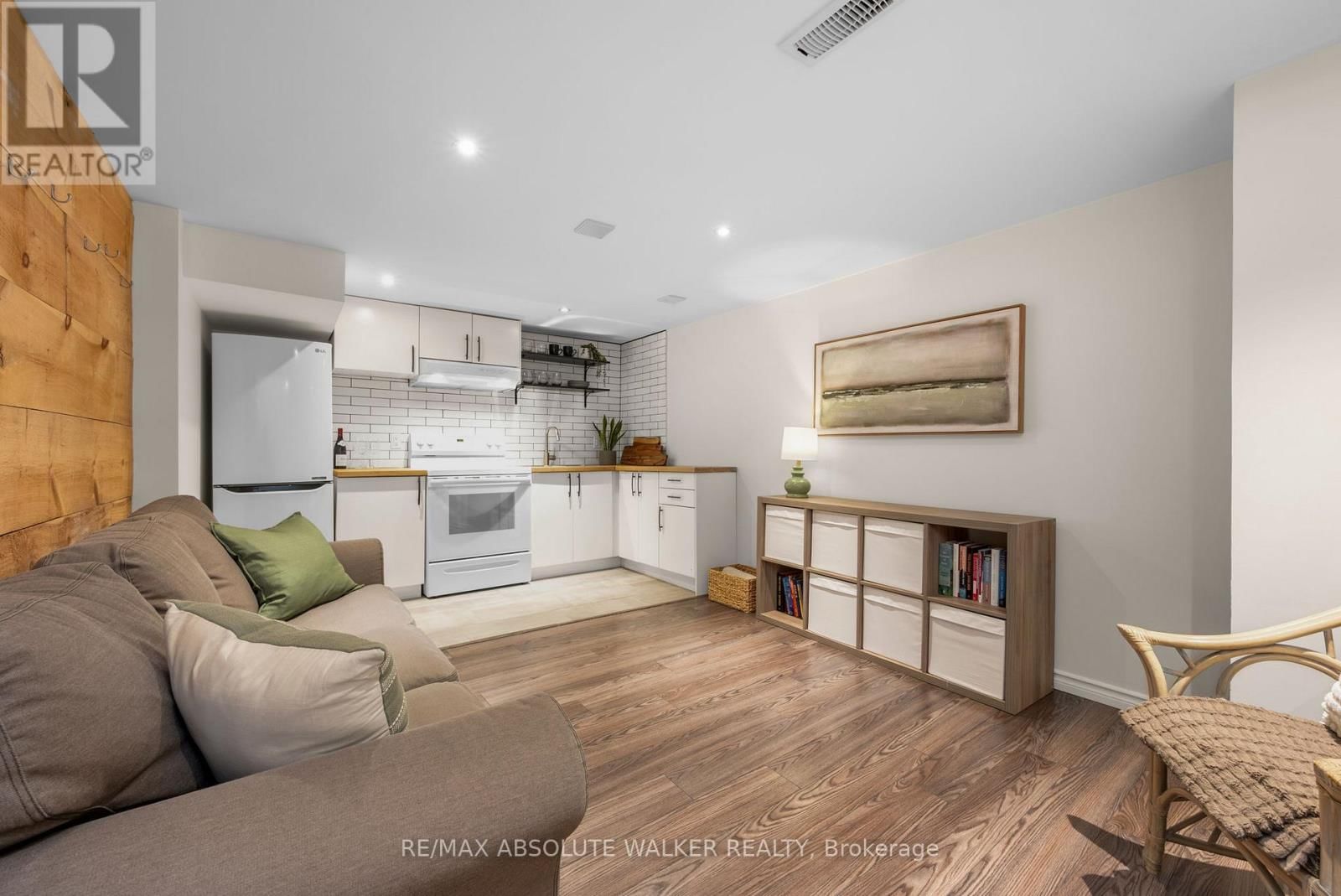 2052 VALLEY DRIVE Image 22