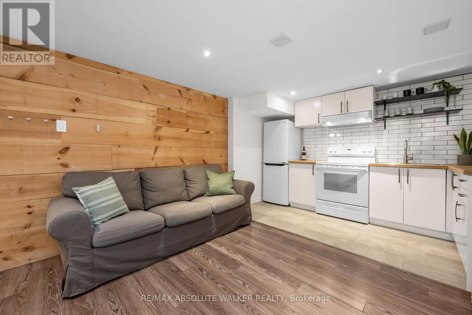 2052 VALLEY DRIVE Image 23