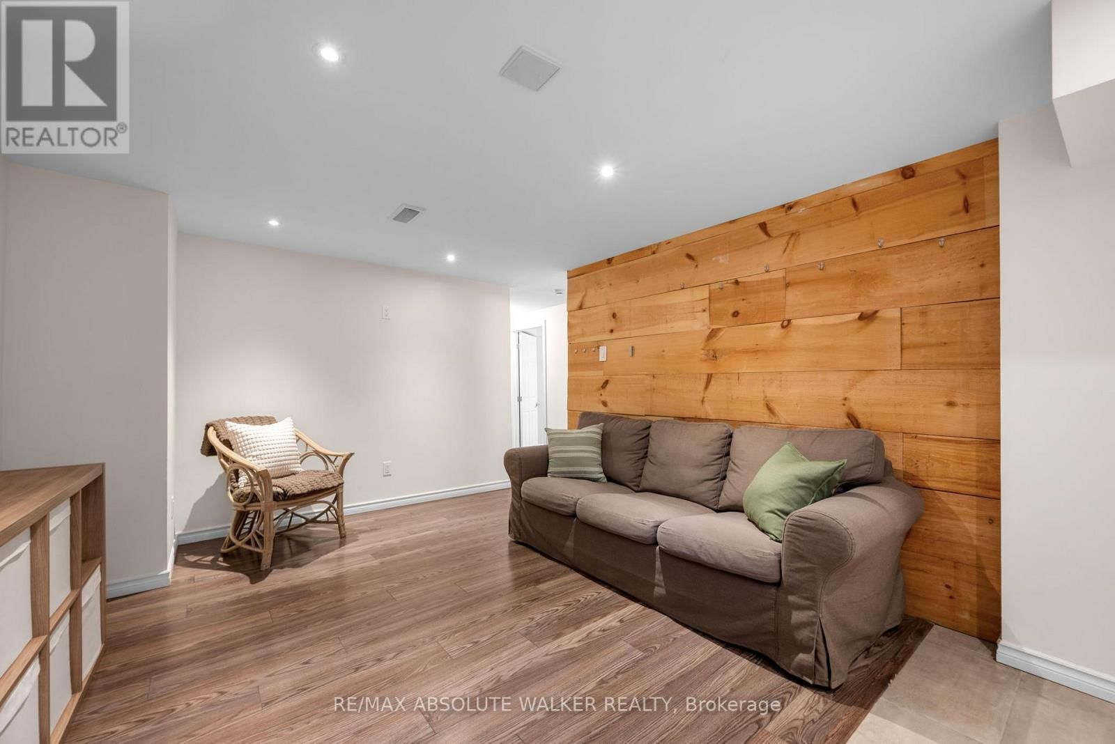 2052 VALLEY DRIVE Image 24