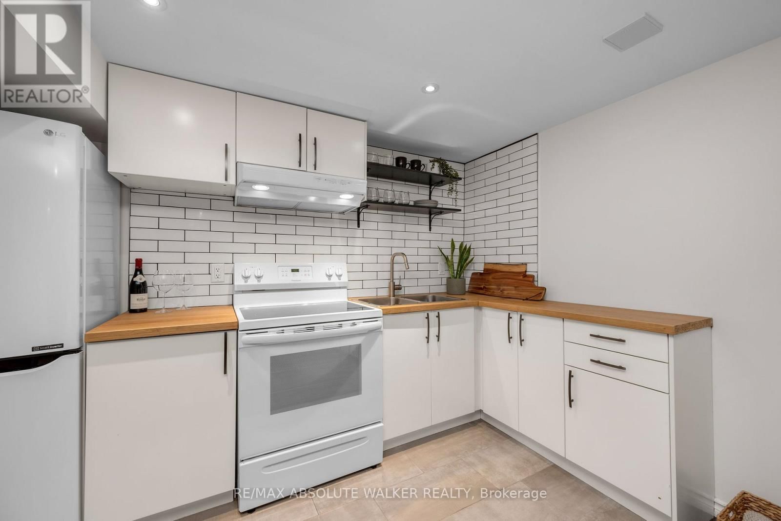 2052 VALLEY DRIVE Image 25