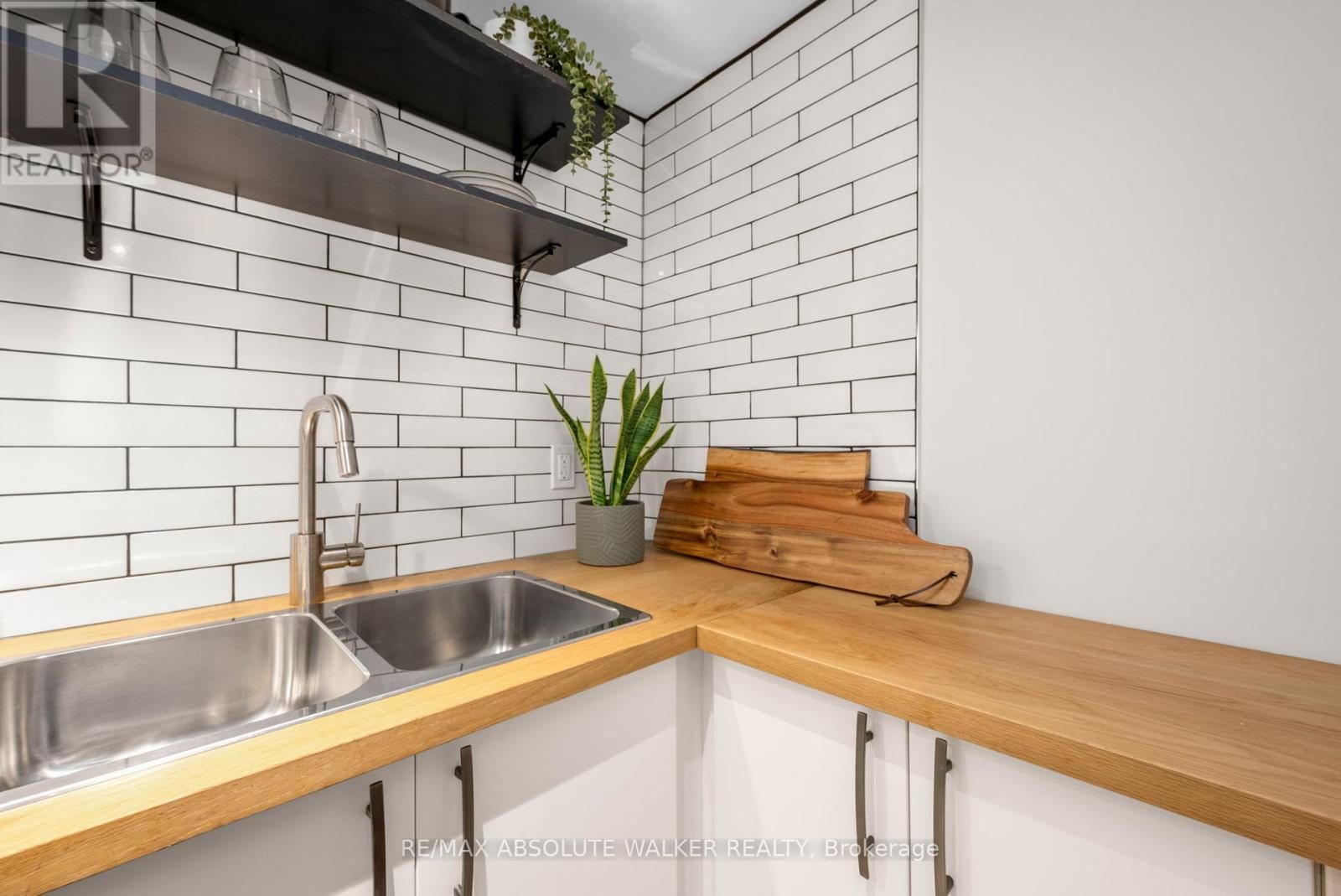 2052 VALLEY DRIVE Image 26