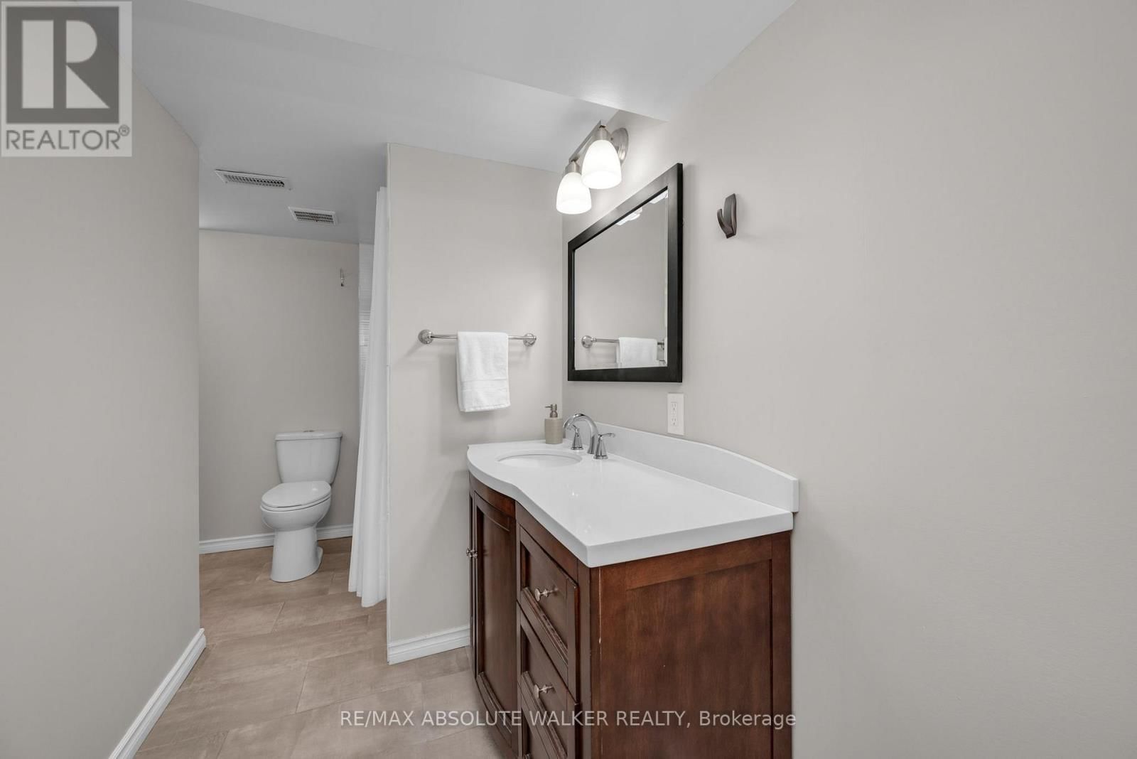 2052 VALLEY DRIVE Image 30