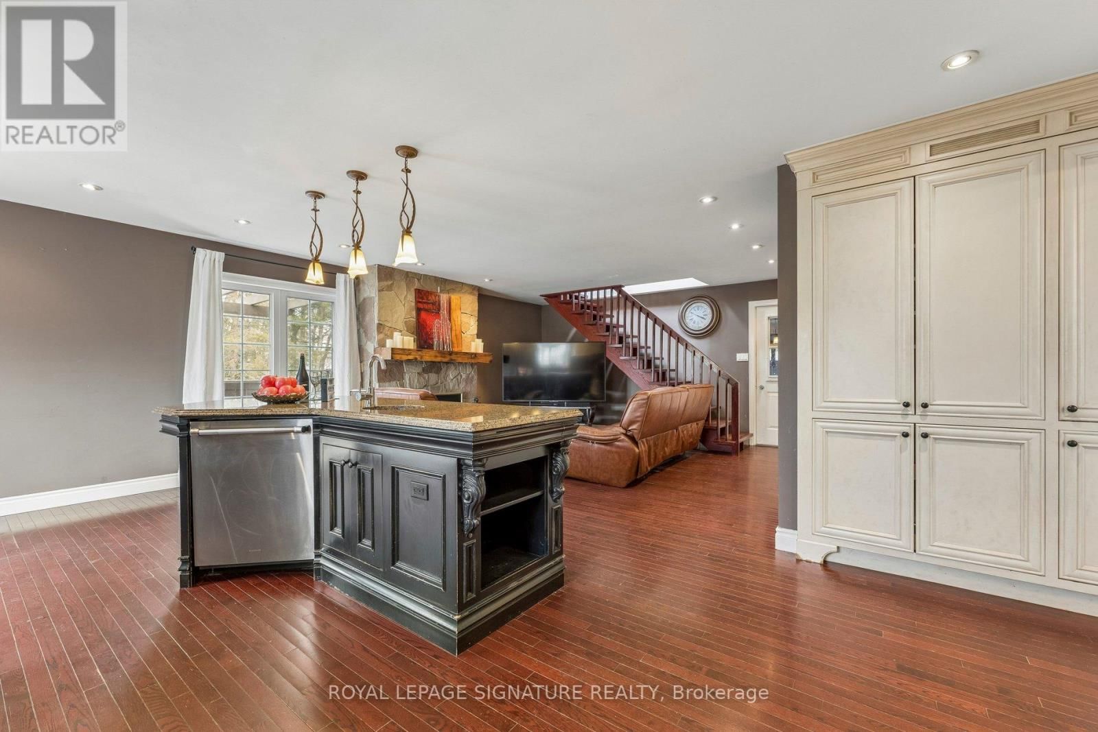 16 HILLTOP CRESCENT Image 11