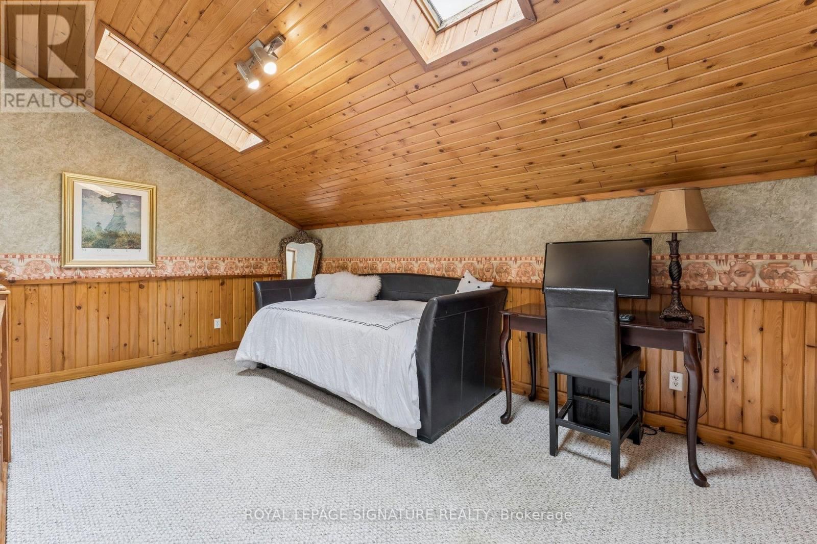 16 HILLTOP CRESCENT Image 24