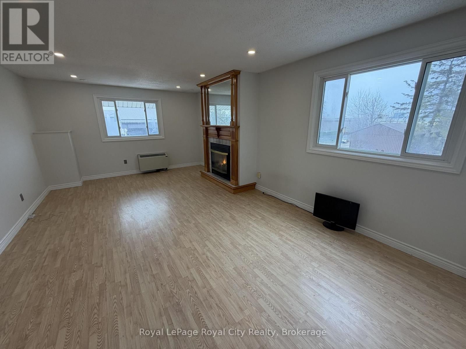 2 - 245 SPEEDVALE AVENUE WEST Image 11