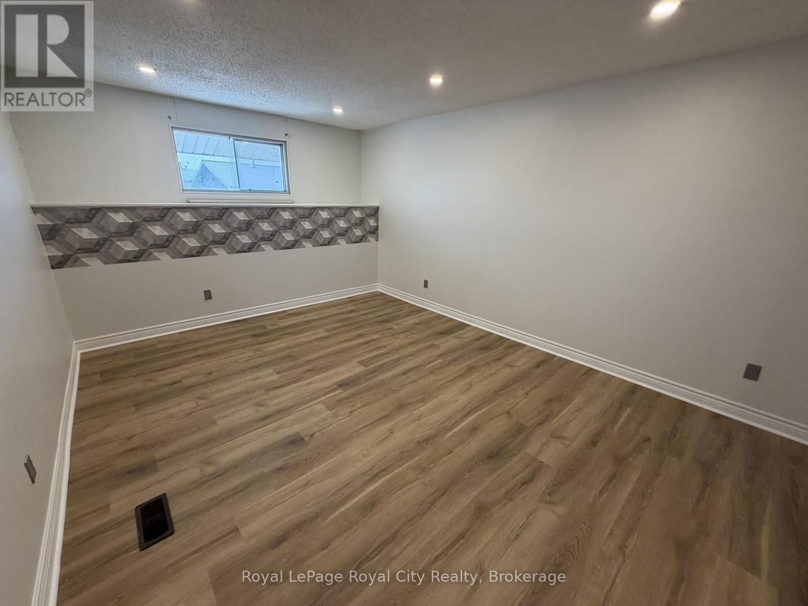 2 - 245 SPEEDVALE AVENUE WEST Image 16