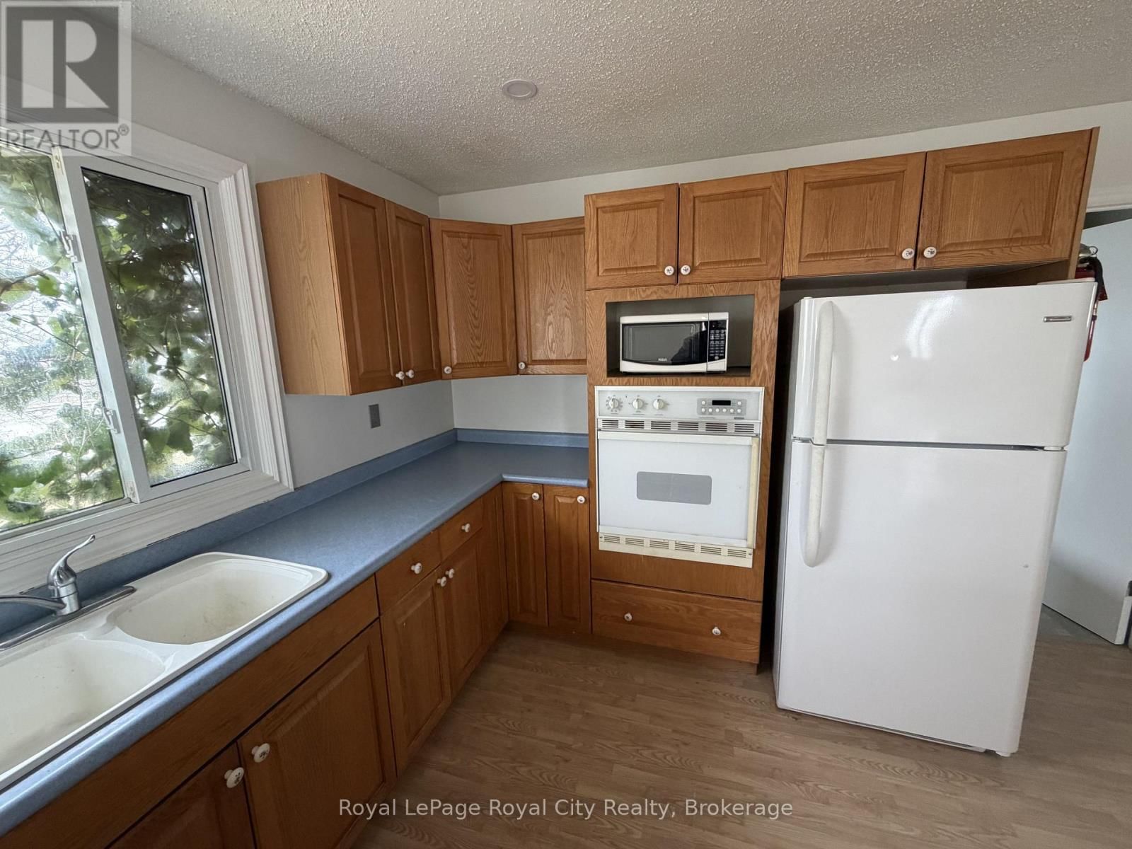 2 - 245 SPEEDVALE AVENUE WEST Image 19