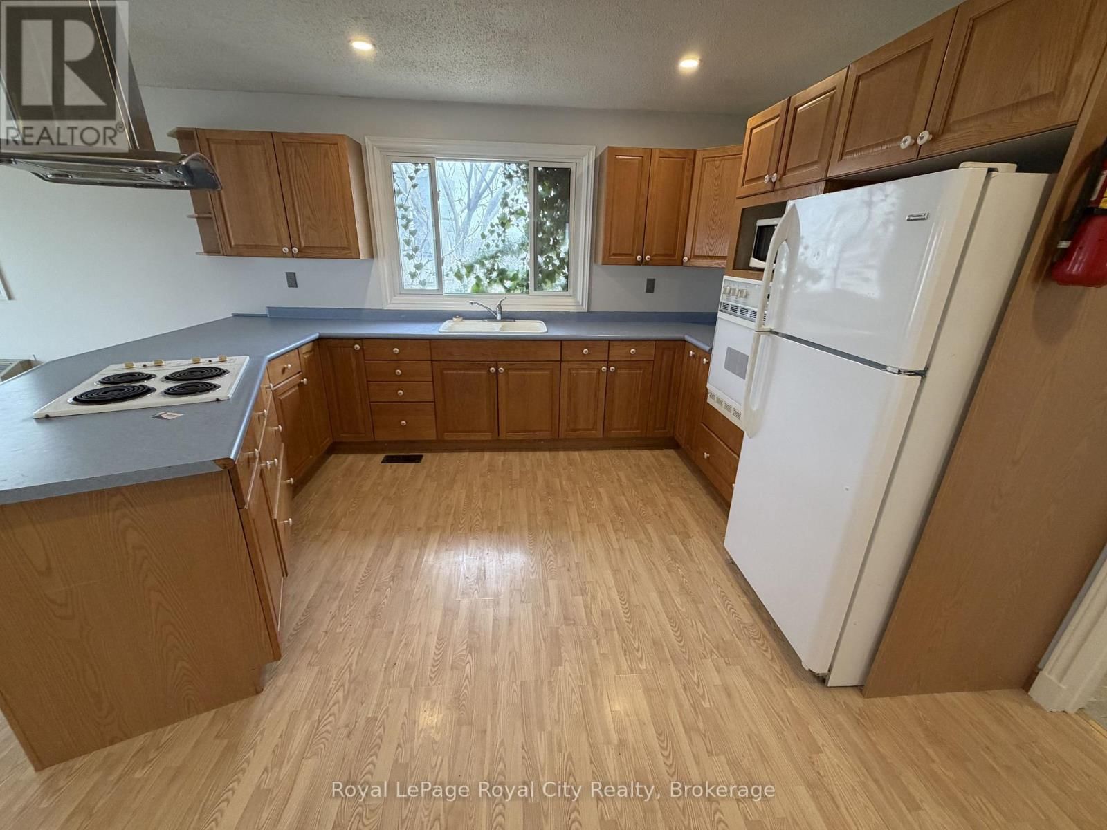 2 - 245 SPEEDVALE AVENUE WEST Image 4