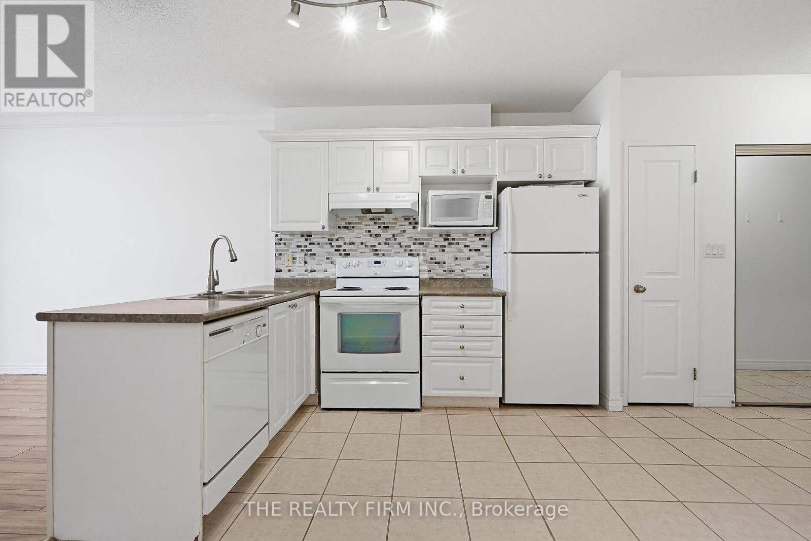 914 - 353 COMMISSIONERS ROAD WEST Image 6