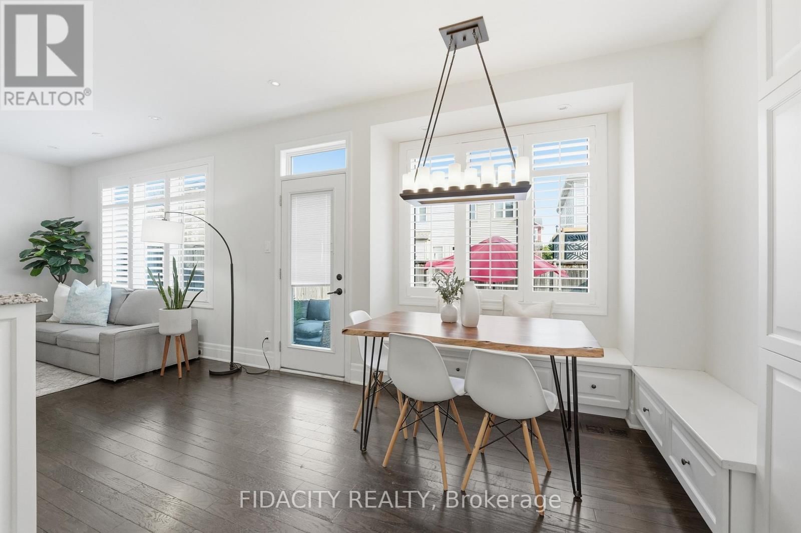 374 GALLANTRY WAY Image 17