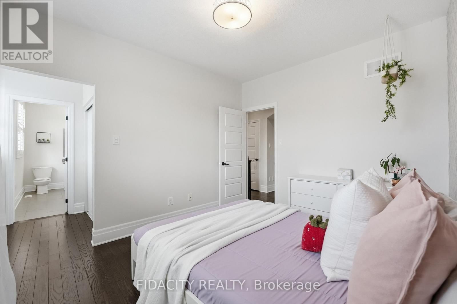 374 GALLANTRY WAY Image 30