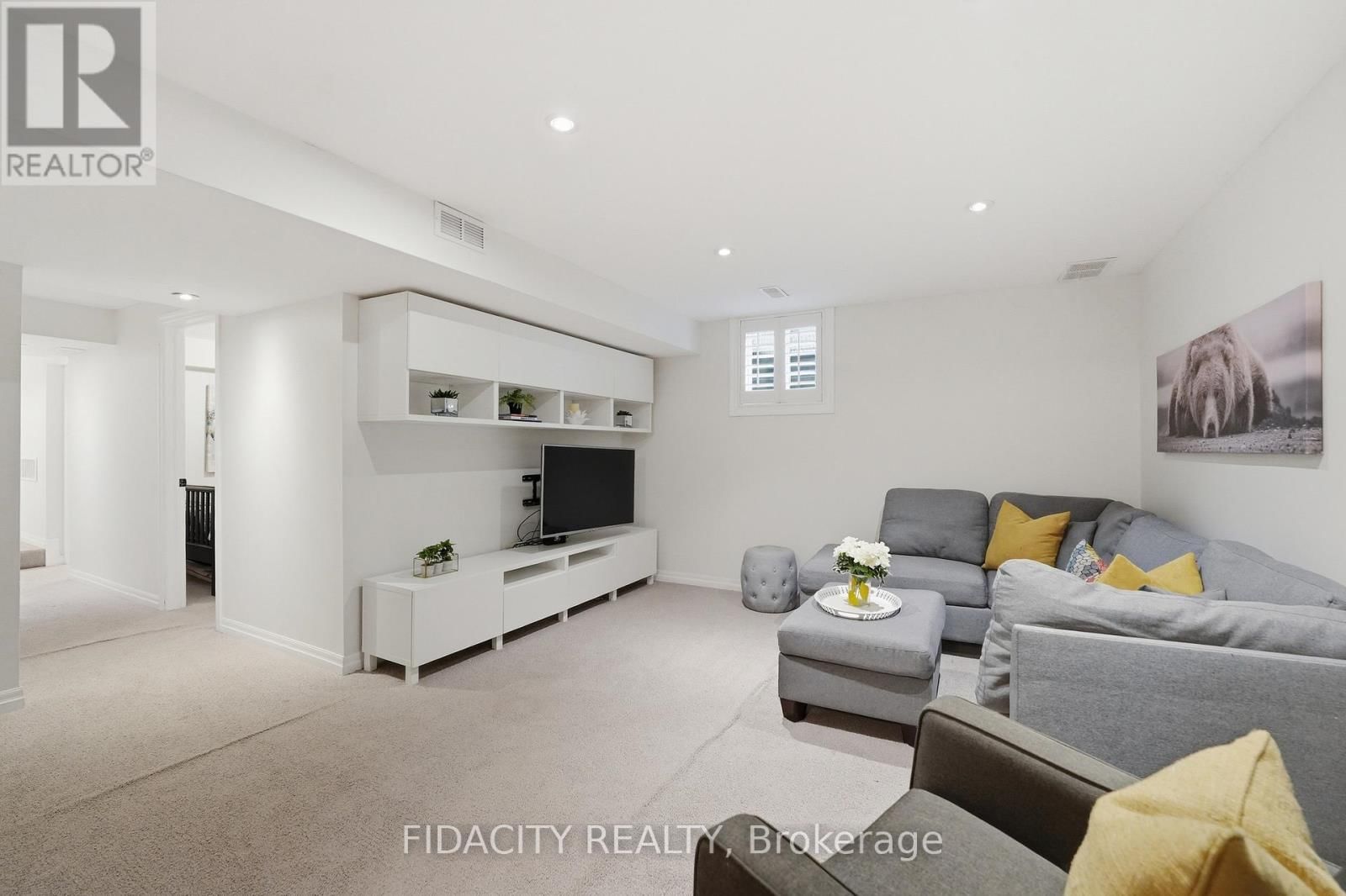 374 GALLANTRY WAY Image 32