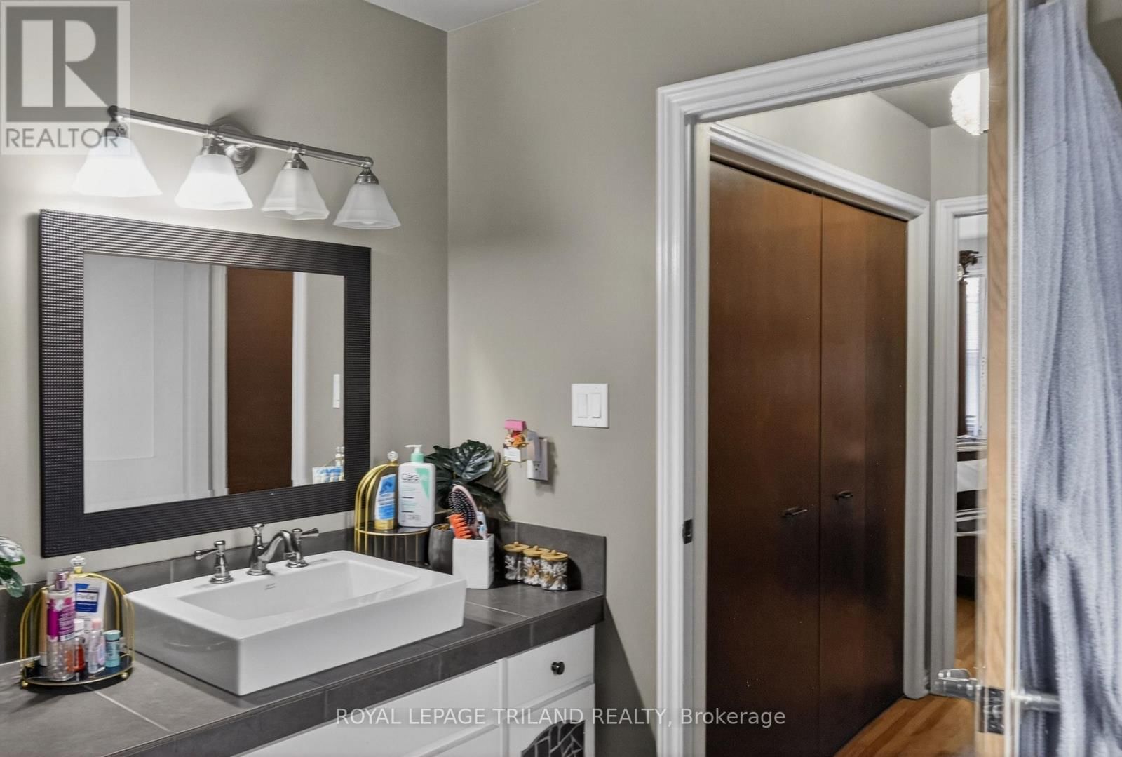 112 CLARENDON CRESCENT Image 18