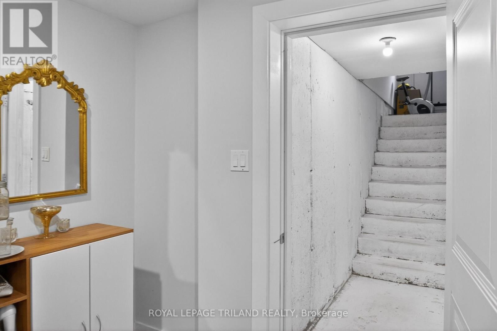 112 CLARENDON CRESCENT Image 27