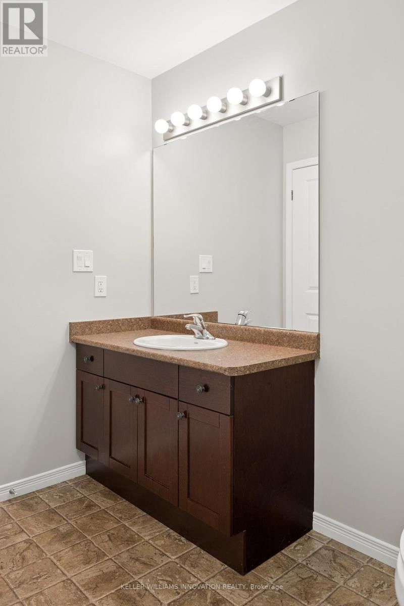 951 ZELLER CRESCENT Image 21