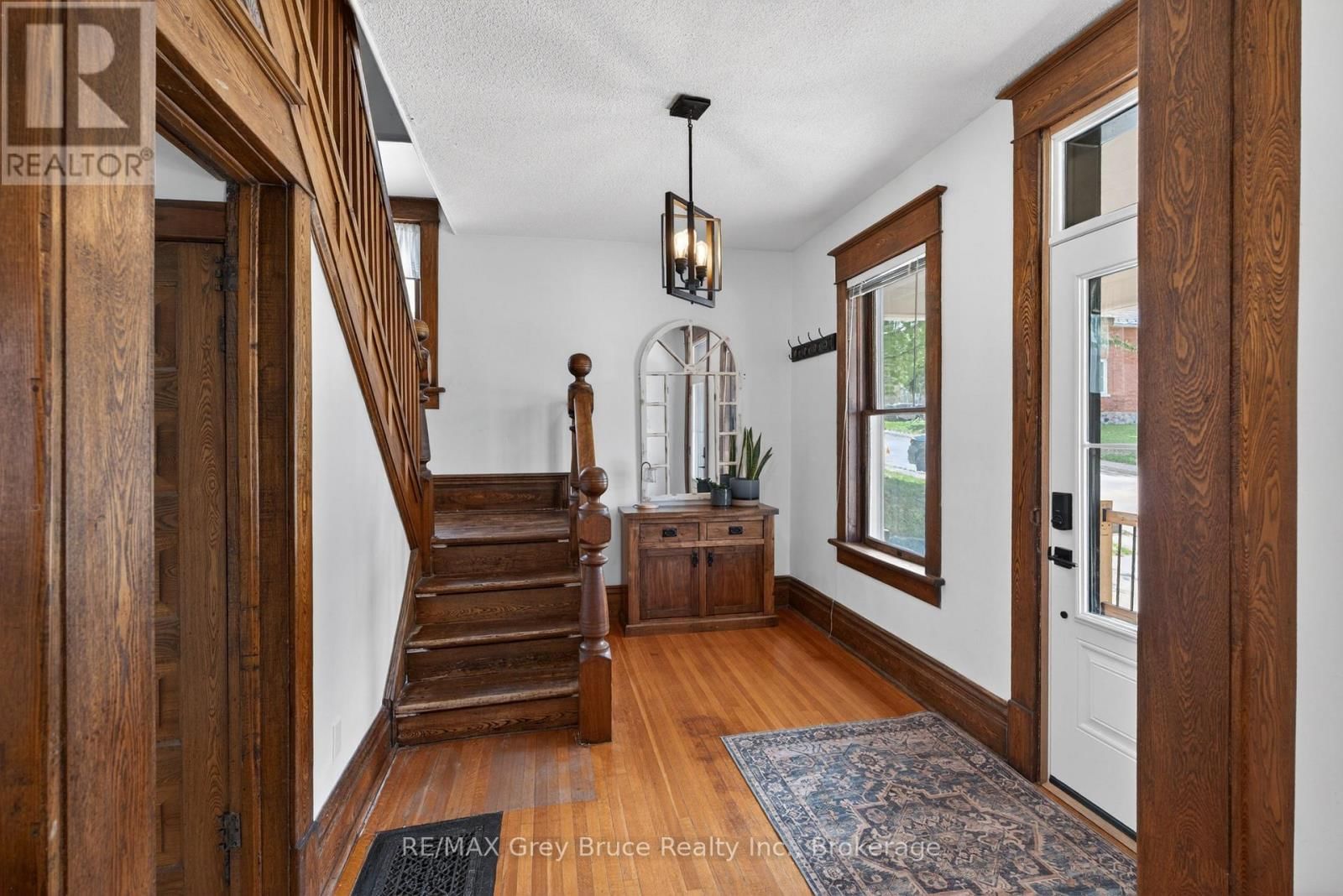 131 2ND AVENUE SOUTHWEST Image 7