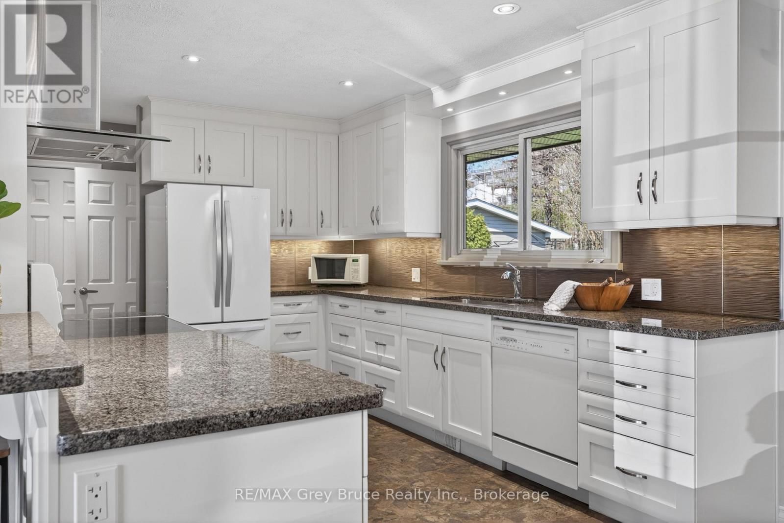 331 8TH AVENUE EAST Image 11