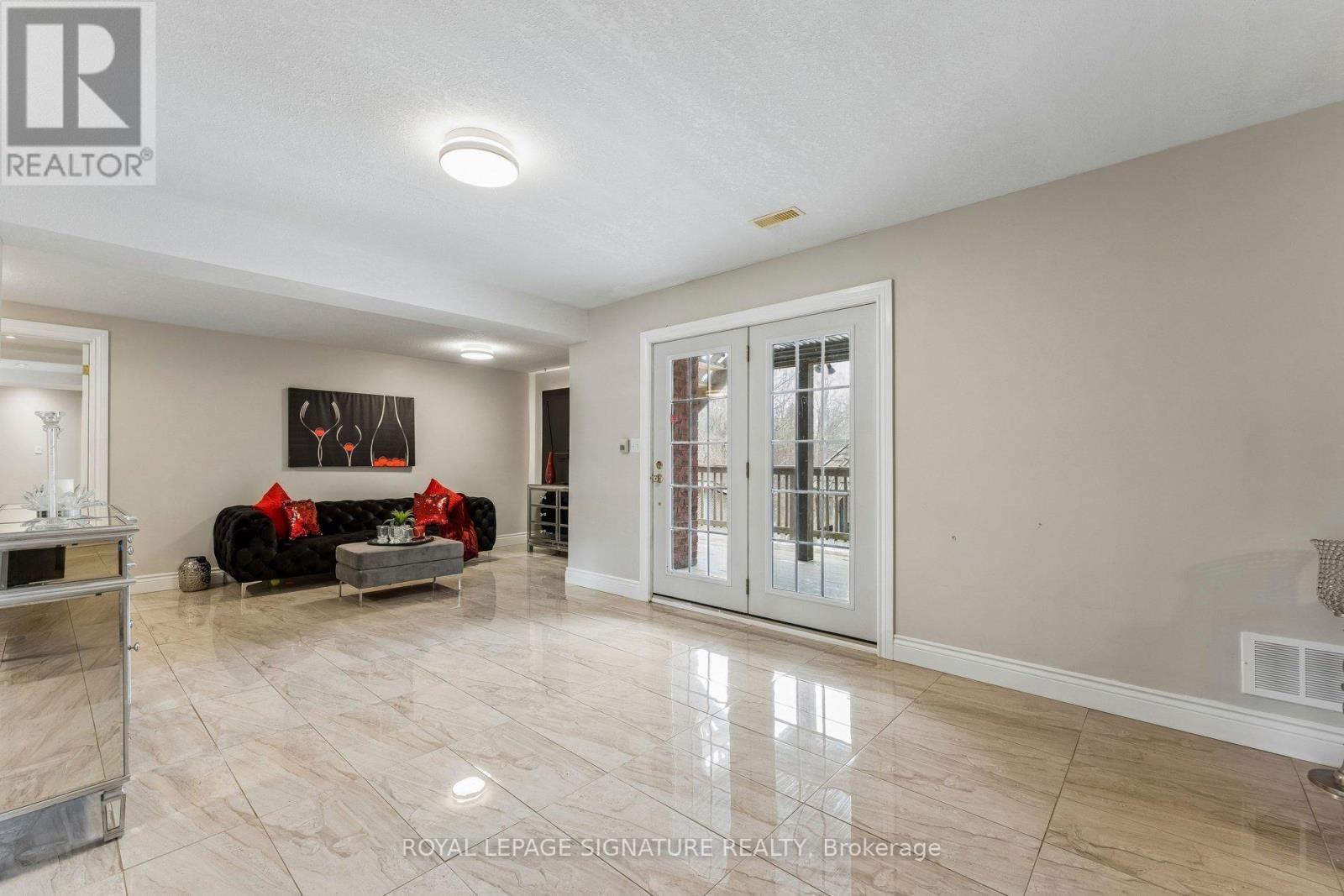 16 HILLTOP CRESCENT Image 32