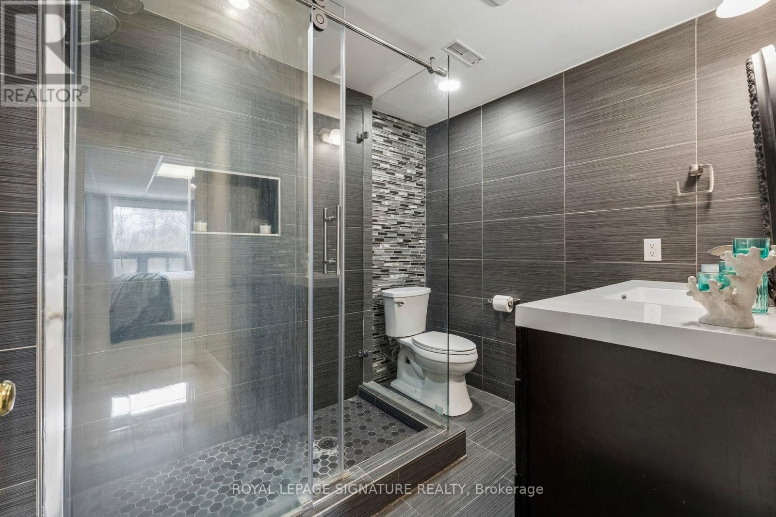 16 HILLTOP CRESCENT Image 36