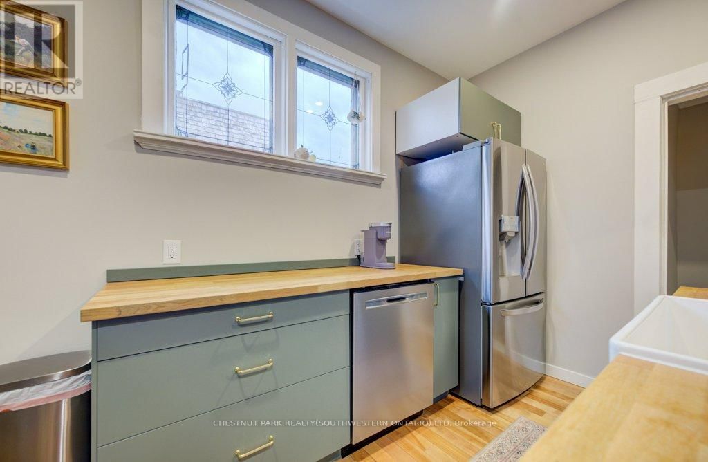 8 SPRING STREET EAST Image 17