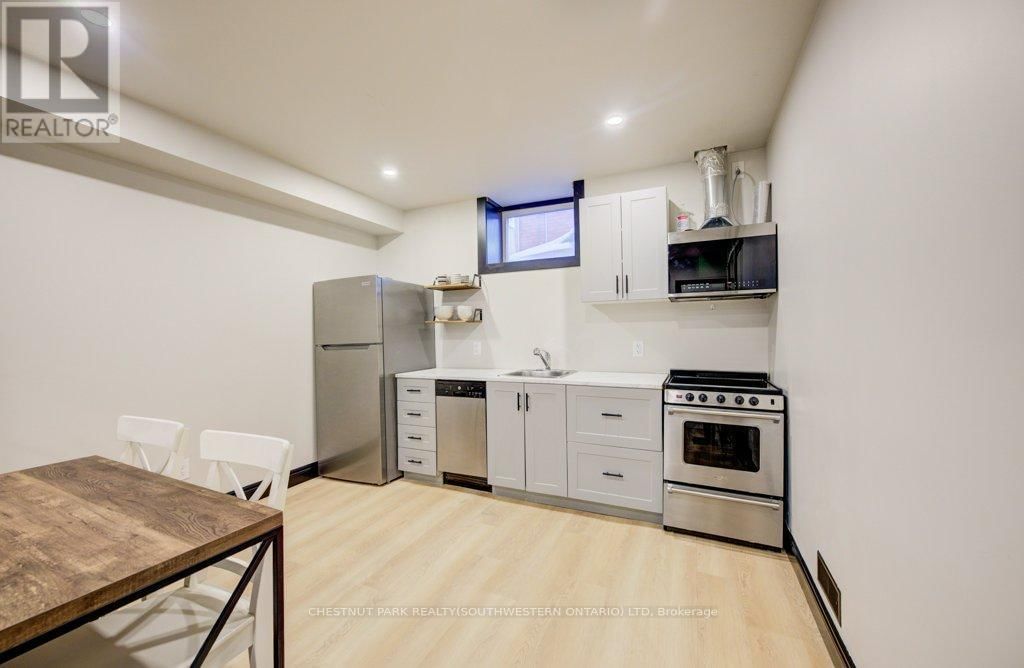 8 SPRING STREET EAST Image 36