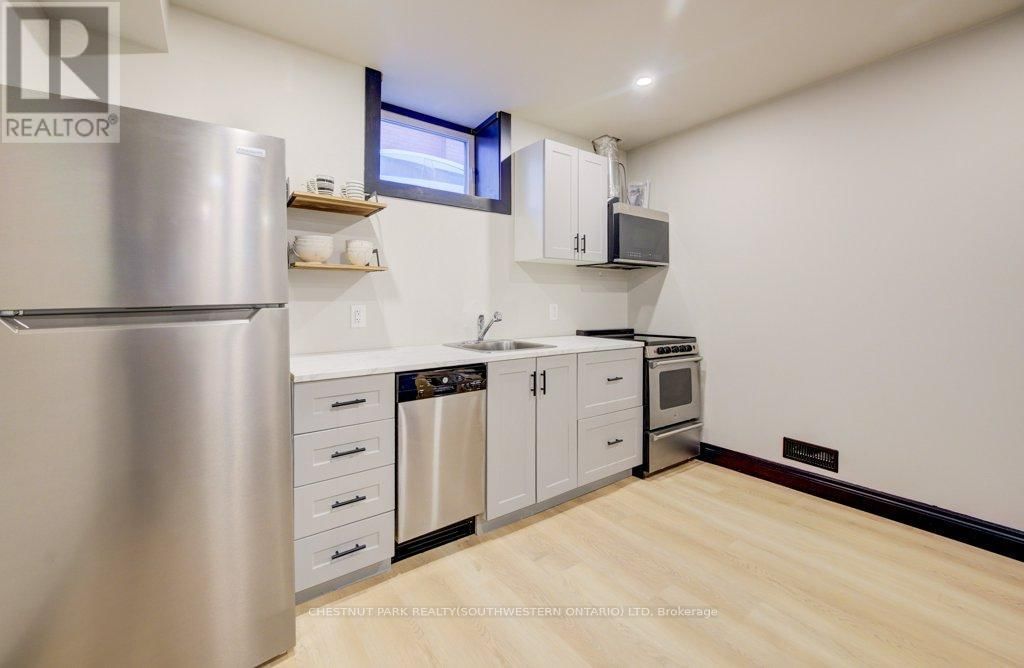 8 SPRING STREET EAST Image 37