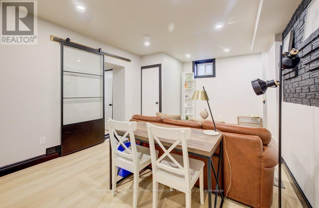 8 SPRING STREET EAST Image 38