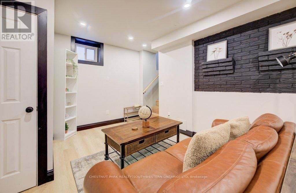 8 SPRING STREET EAST Image 39