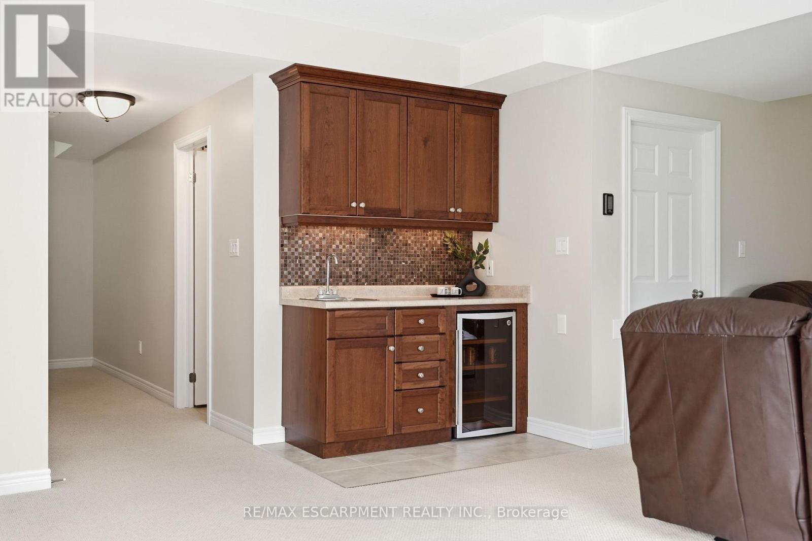 253 MILLVIEW COURT Image 41