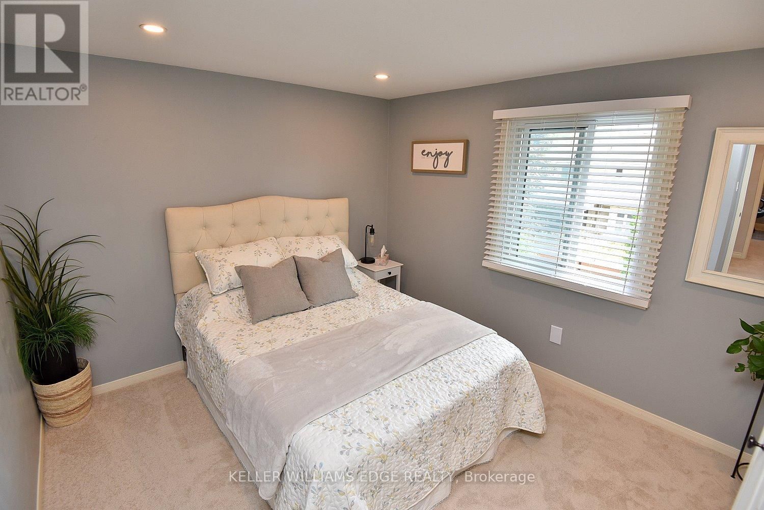 18 CHARTERHOUSE CRESCENT Image 27