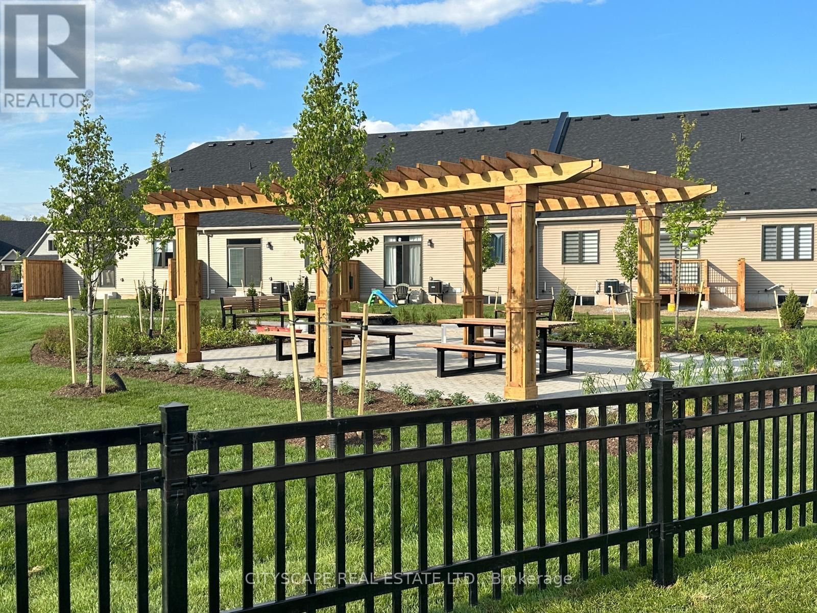 13 - 4311 MANN STREET Image 9