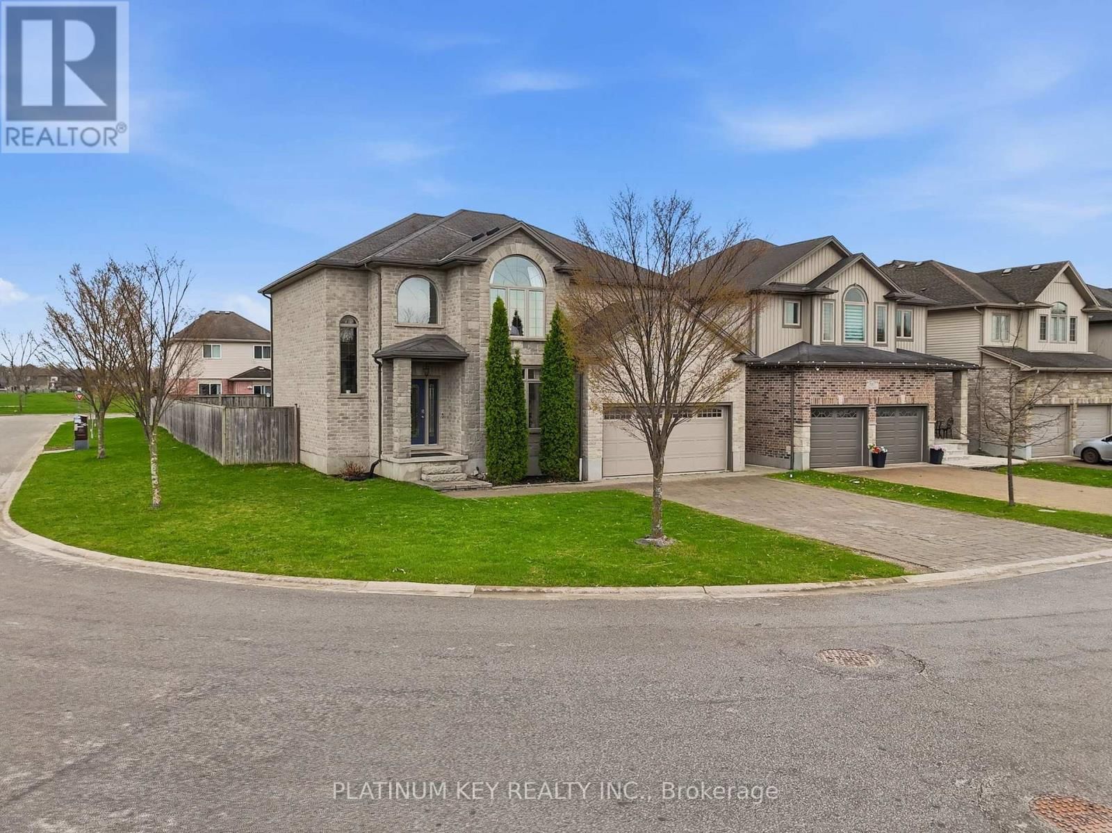 979 MOY CRESCENT Image 2