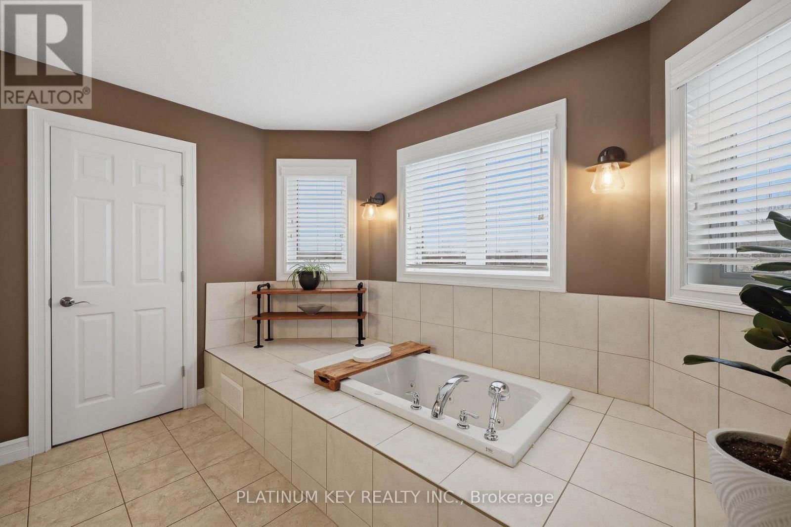 979 MOY CRESCENT Image 22