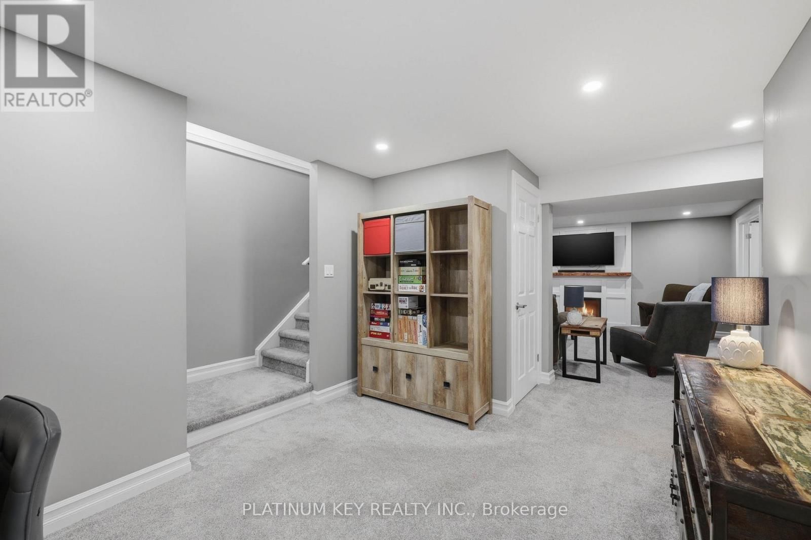 979 MOY CRESCENT Image 31