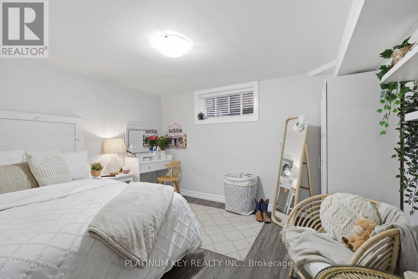 979 MOY CRESCENT Image 38